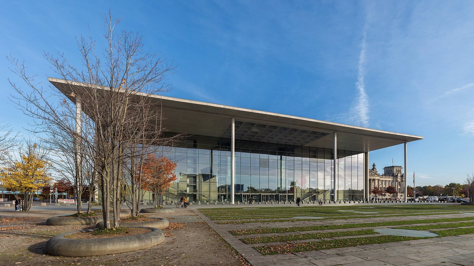 Das gläserne Paul-Löbe-Haus mit weit auskragendem Dach im Berliner Regierungsviertel, rechts der Reichstag