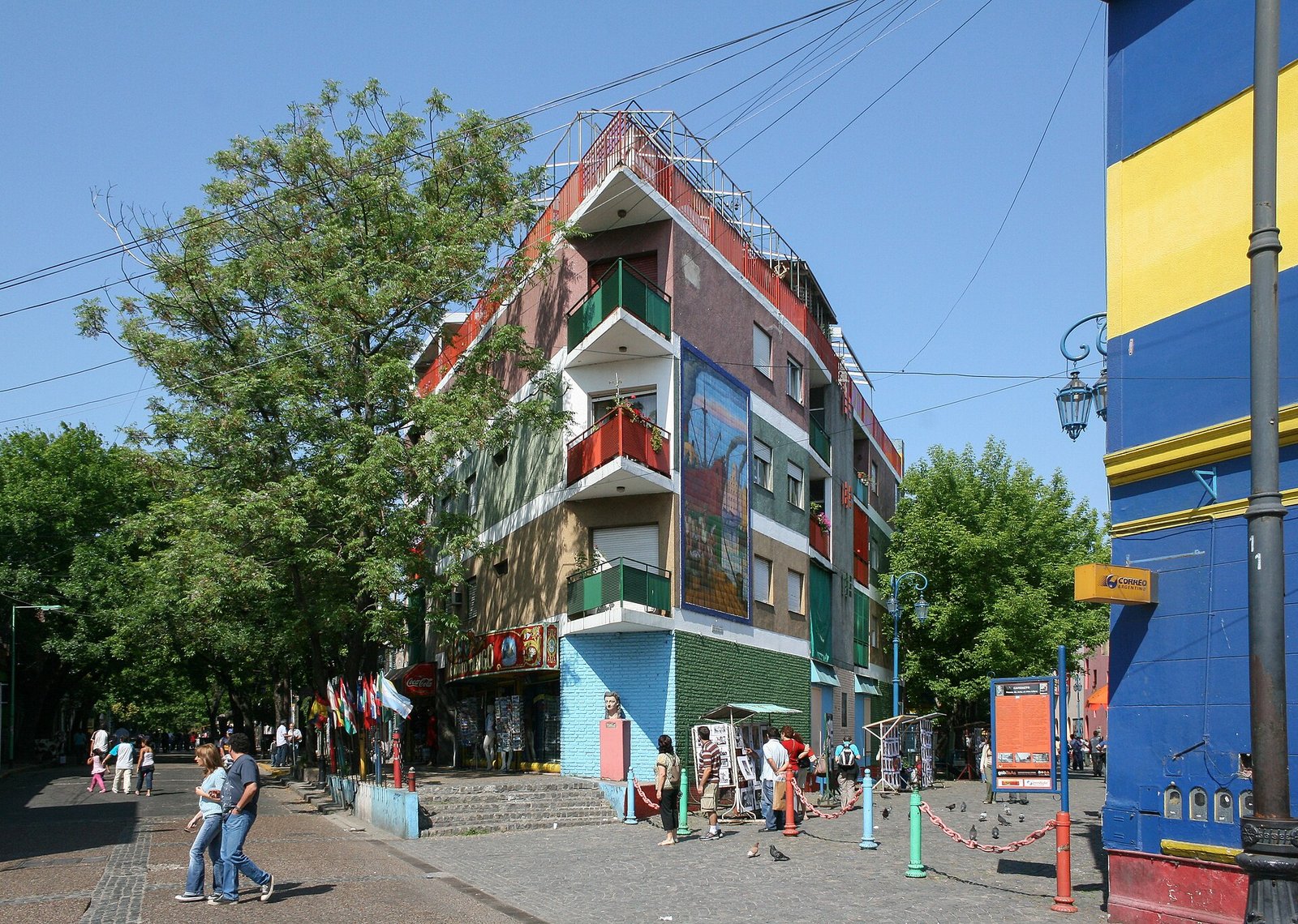 Ein bunt angestrichenes Eckhaus in blau, gelb und grün an der Fußgängerstraße Caminito in La Boca