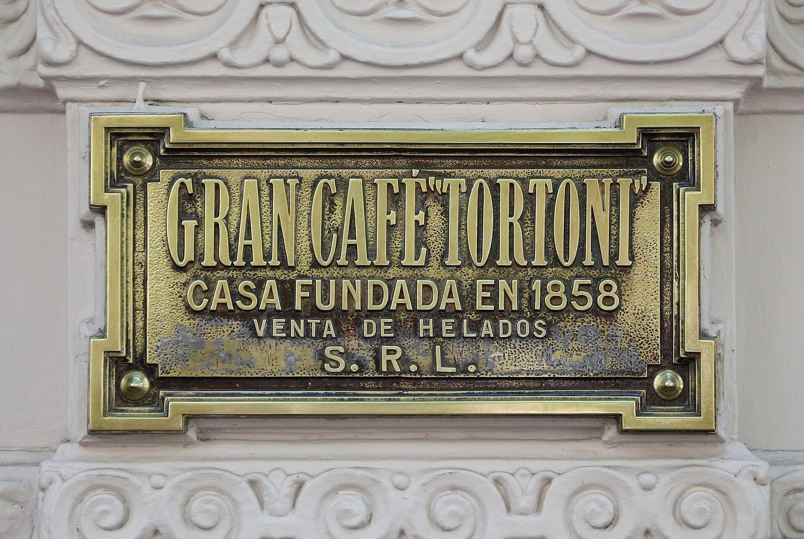 Messingschild mit der Aufschrift Gran Café Tortoni, Casa fundada en 1858, an einer Hauswand