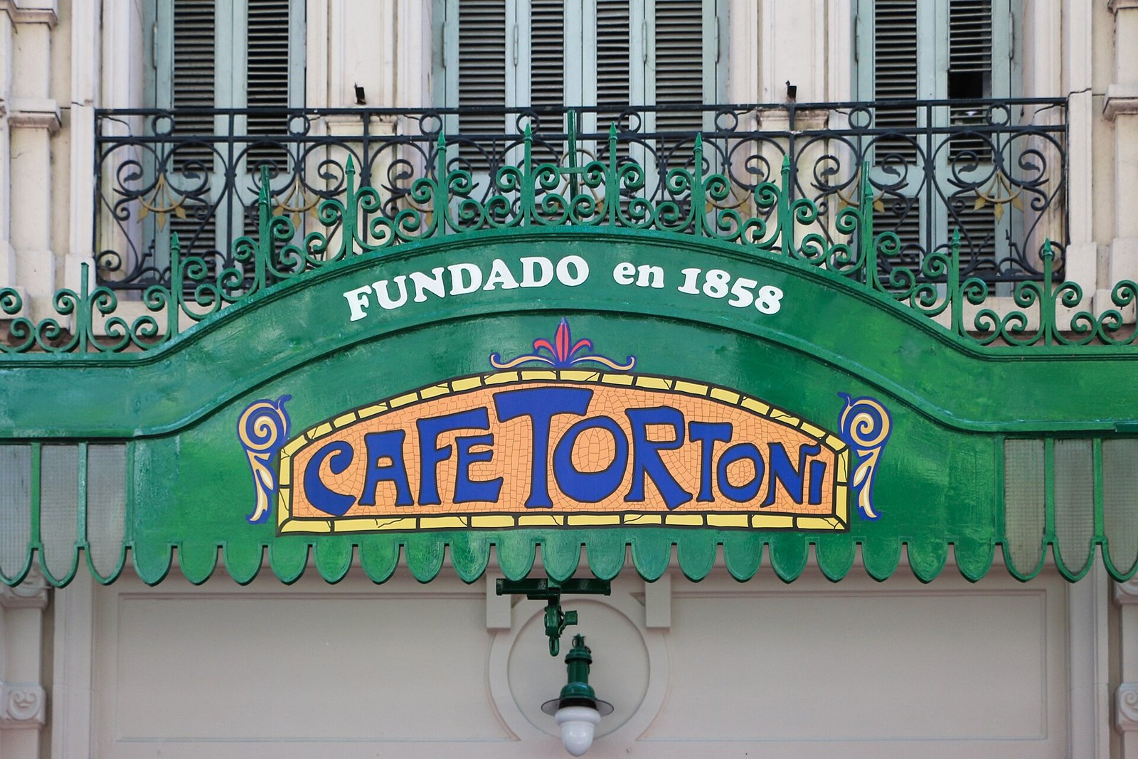 Grüner Vorbau mit dem bunten Schriftzug Cafe Tortoni und der Jahreszahl 1858