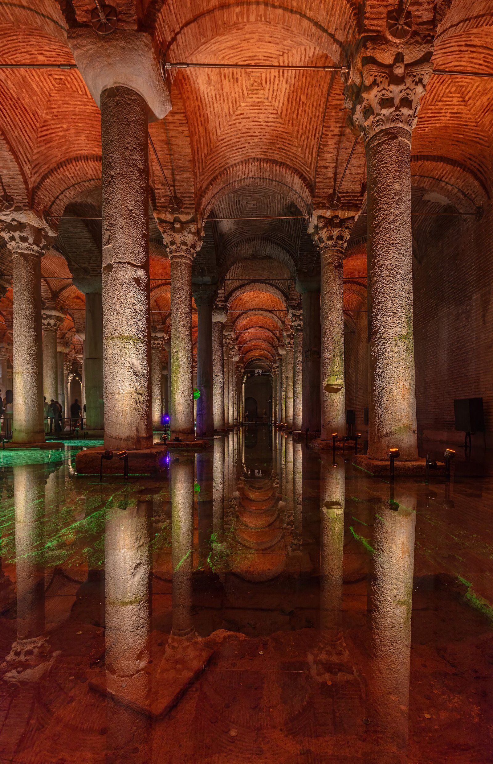 Die Basilika-Zisterne mit angestrahlten Säulen, die sich im Wasser spiegeln