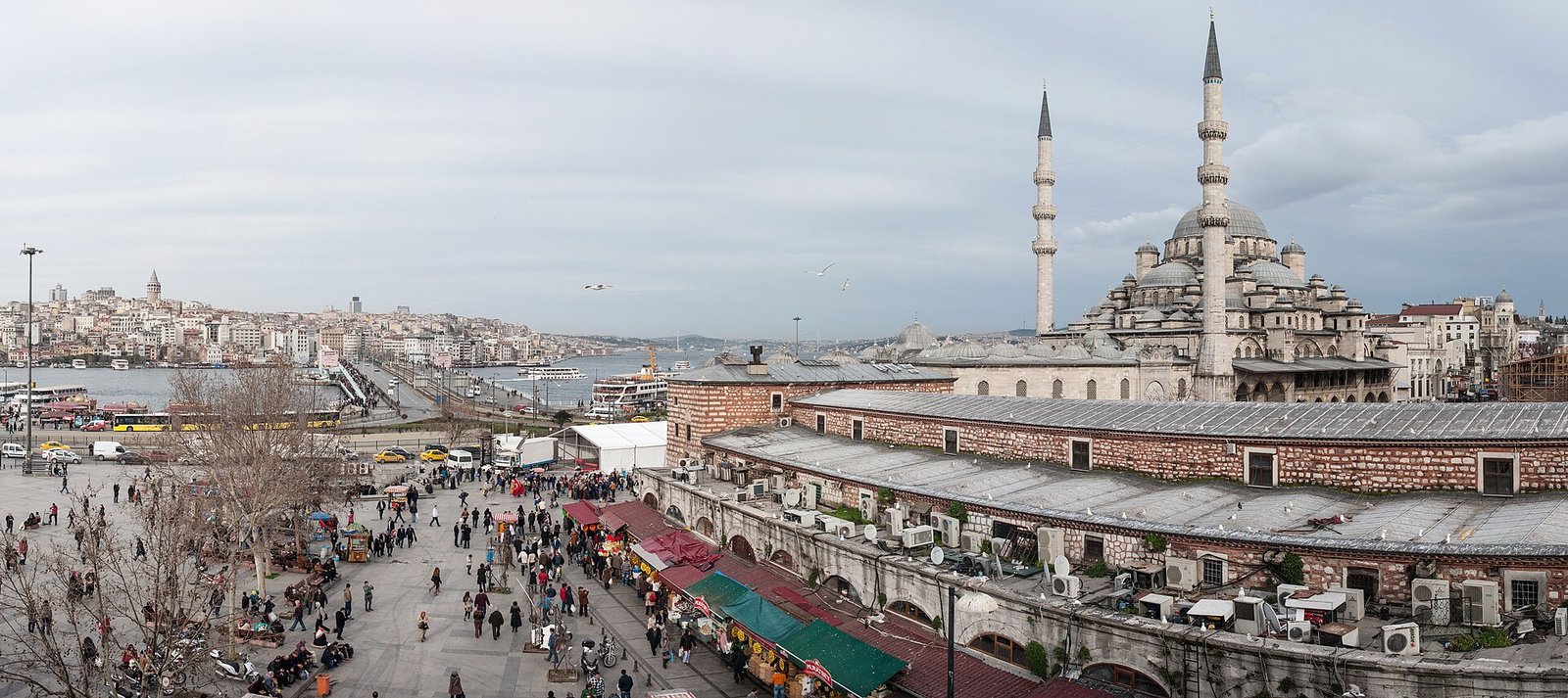 Blick von einem Dach über den Platz in Eminönü, die Galatabrücke und die Neue Moschee, im Hintergrund der Galataturm