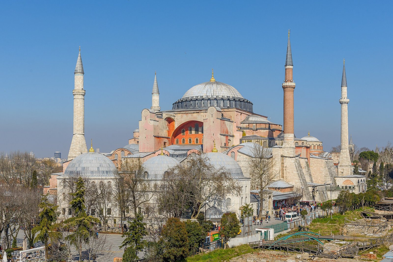 Die Hagia Sophia von außen unter blauem Himmel