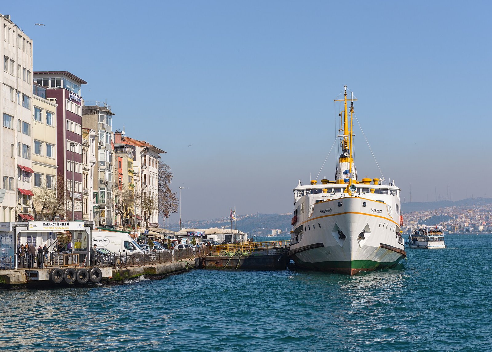 Eine weiße Passagierfähre am Anleger von Karaköy, dahinter die asiatische Küste
