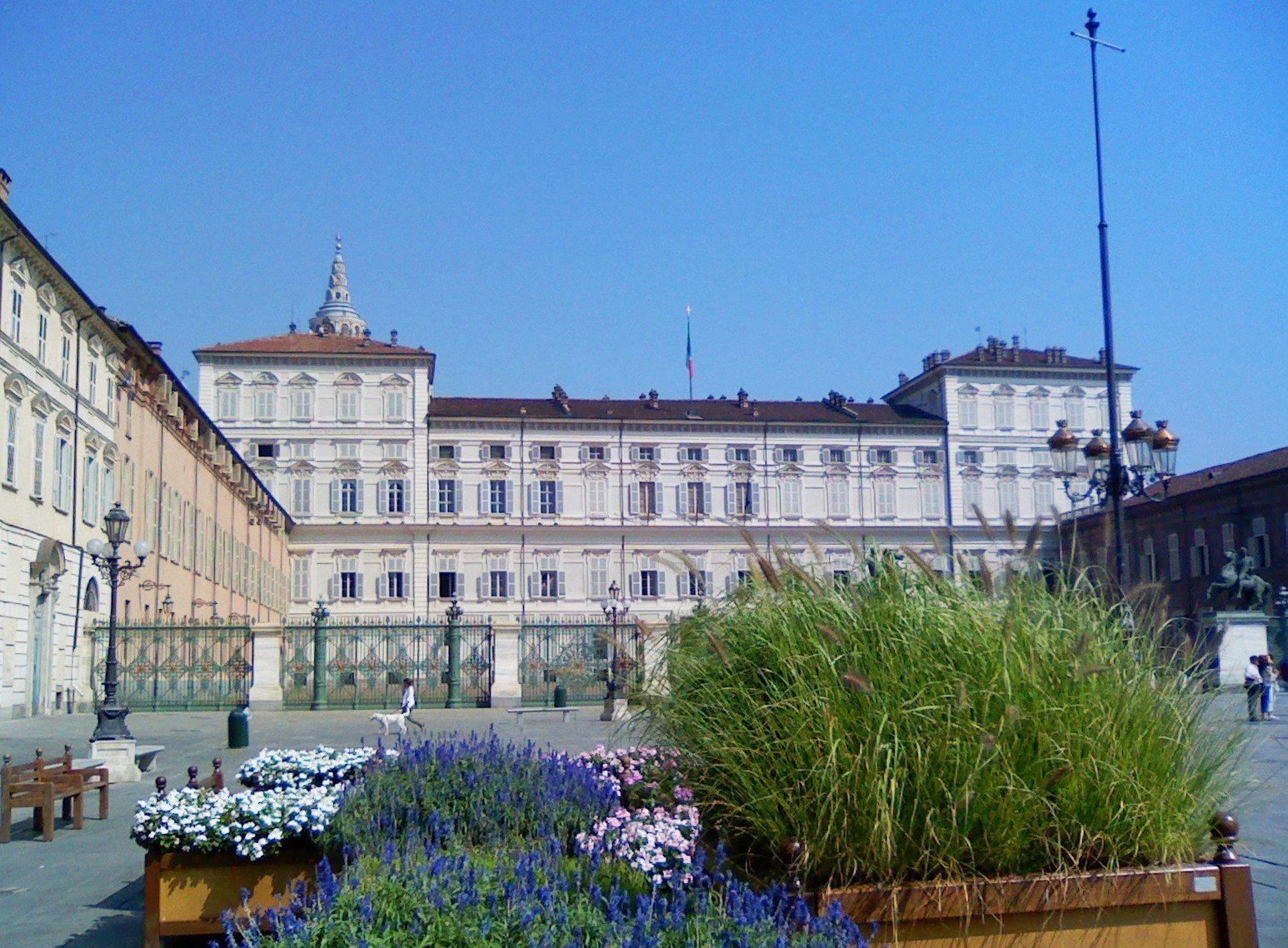 Der Palazzo Reale an der Piazza Castello hinter einem Blumenbeet