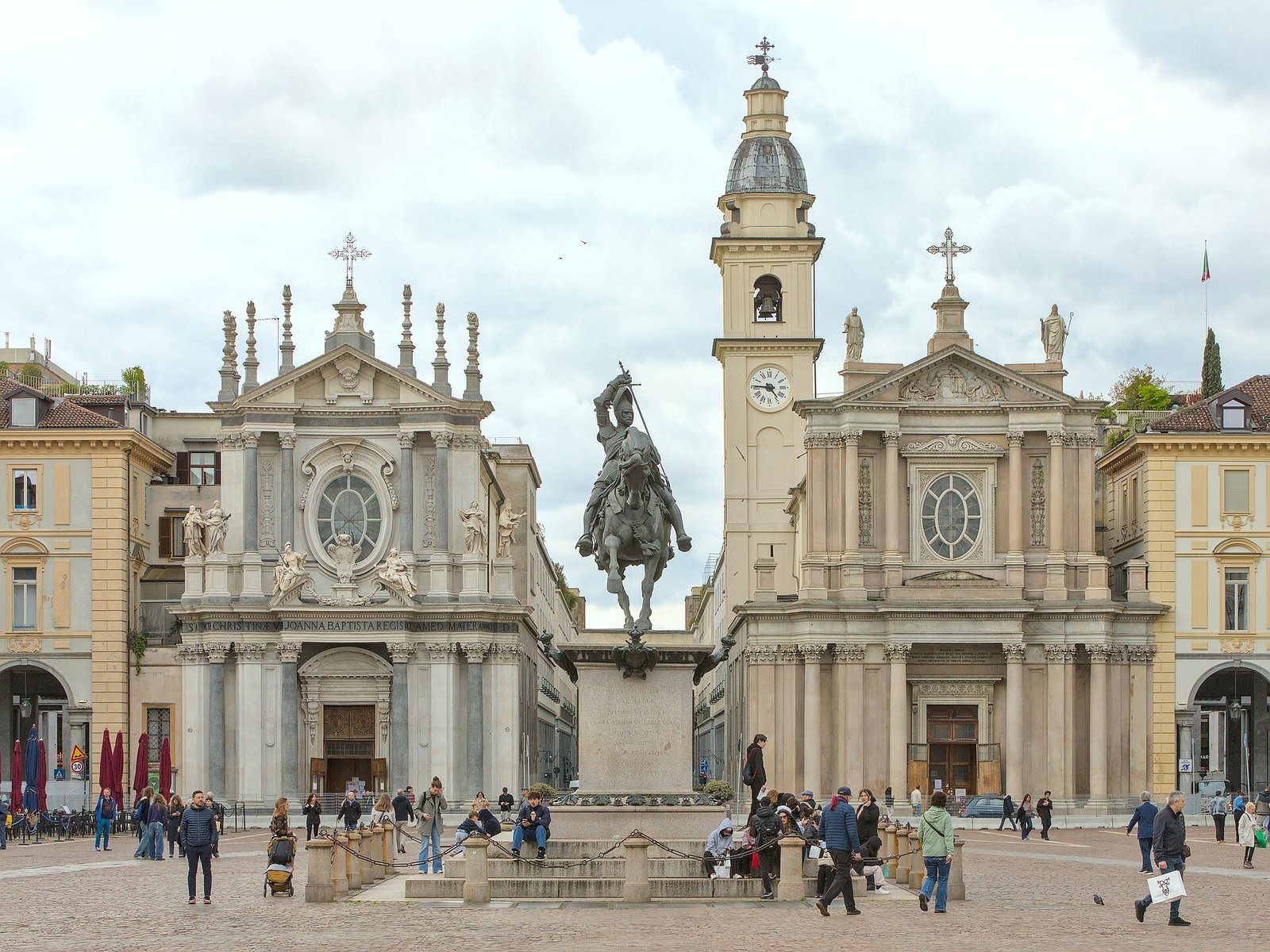 Die beiden Zwillingskirchen an der Piazza San Carlo in Turin mit dem Reiterdenkmal in der Mitte