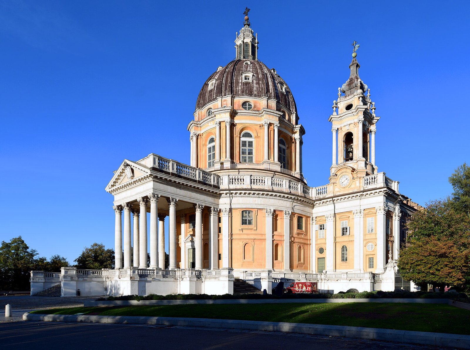 Die Basilika von Superga mit Kuppel und Glockenturm unter tiefblauem Himmel